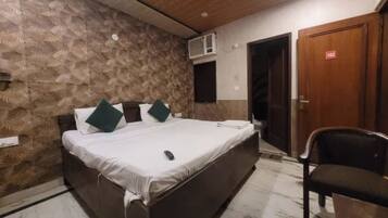 Deluxe Room | Egyptian cotton sheets, premium bedding, in-room safe, desk