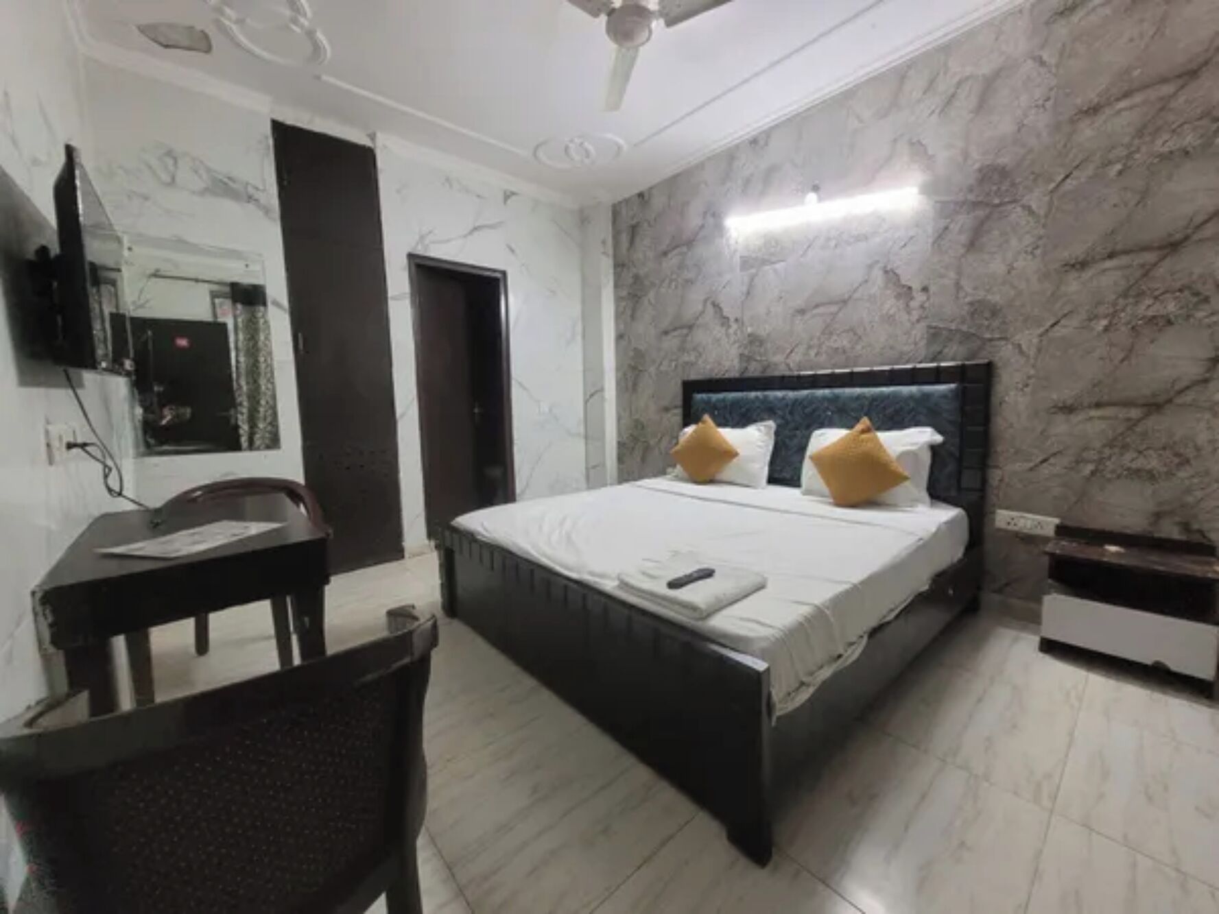 Egyptian cotton sheets, premium bedding, in-room safe, desk