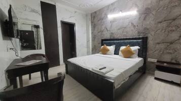 Egyptian cotton sheets, premium bedding, in-room safe, desk