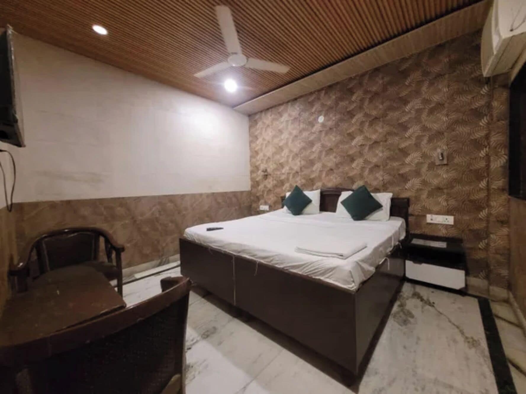 Deluxe kamer | Lakens van Egyptisch katoen, luxe beddengoed, een kluis op de kamer
