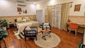 Premium Room | In-room safe, WiFi (free), bed sheets