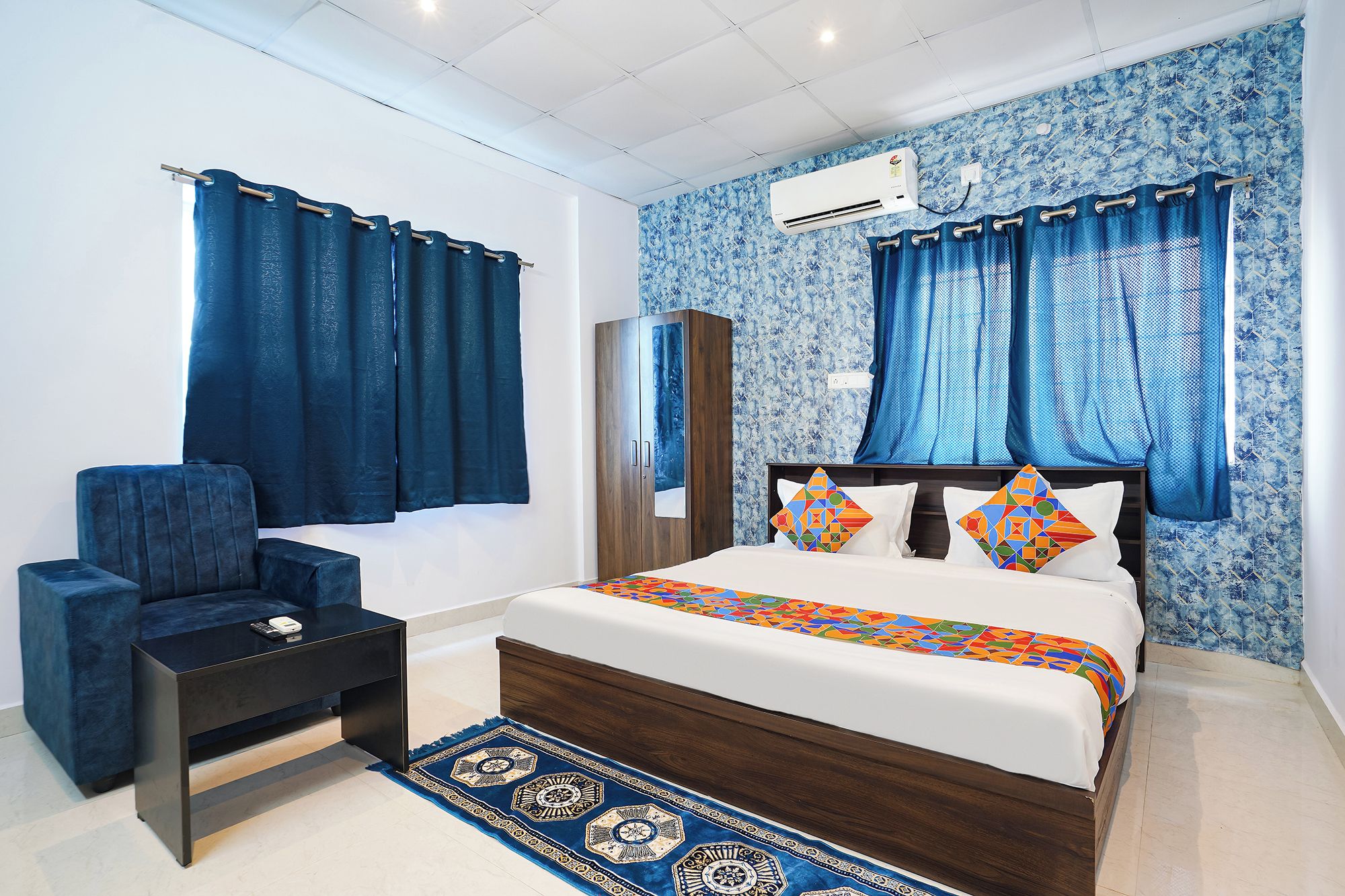 Egyptian cotton sheets, premium bedding, in-room safe, desk