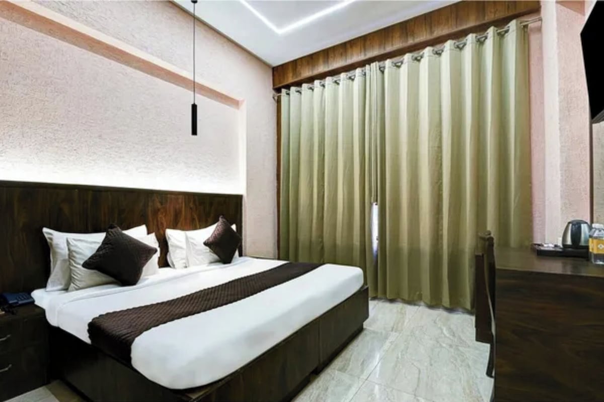 Deluxe Room | Egyptian cotton sheets, premium bedding, in-room safe, desk