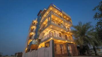 A multi-story hotel with balconies and a sign indicating it is a Tab Hotel.