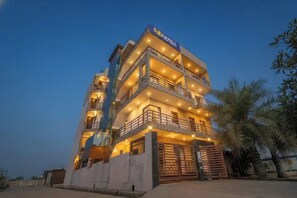 Un hôtel à plusieurs étages, doté de balcons et d’une enseigne indiquant qu’il s’agit d’un hôtel de la chaîne Tab.