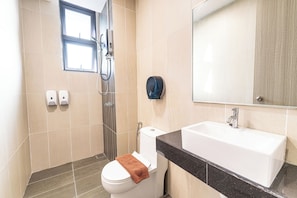 Dormitório compartilhado econômico, somente para homens, sacada, vista para o parque | Banheiro