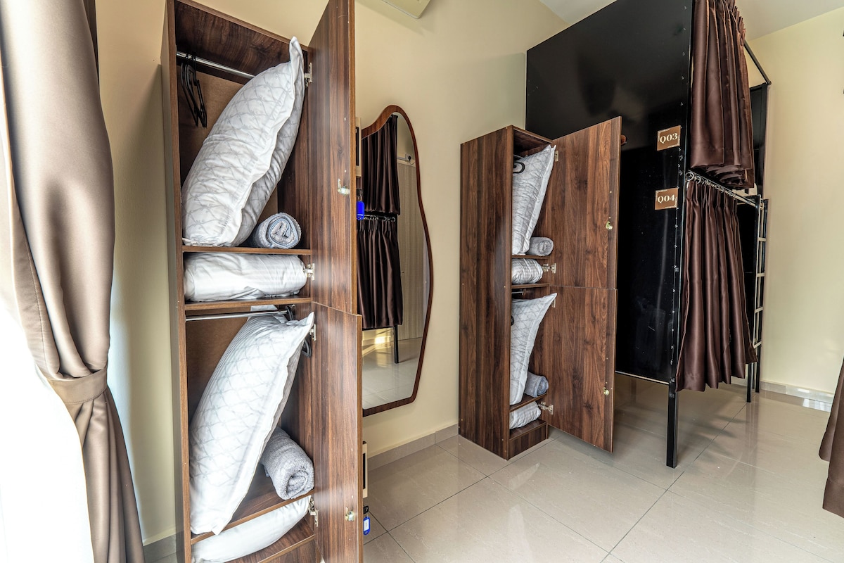 Dormitório compartilhado econômico, somente para homens, sacada, vista para o parque | Ferros/tábuas de passar roupa, Wi-Fi de cortesia