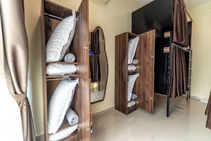 Dormitório compartilhado econômico, somente para homens, sacada, vista para o parque