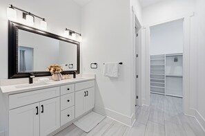 Bathroom - New Luxury Family-Friendly Getaway 4BR Home Near Atlanta/Sleeps 14+ (Lawrenceville)
