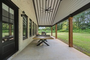 Outdoor dining - New Luxury Family-Friendly Getaway 4BR Home Near Atlanta/Sleeps 14+ (Lawrenceville)