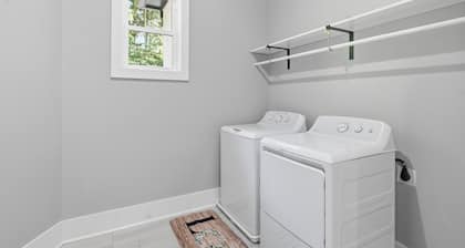 New Luxury Family-Friendly Getaway 4BR Home Near Atlanta/Sleeps 14+