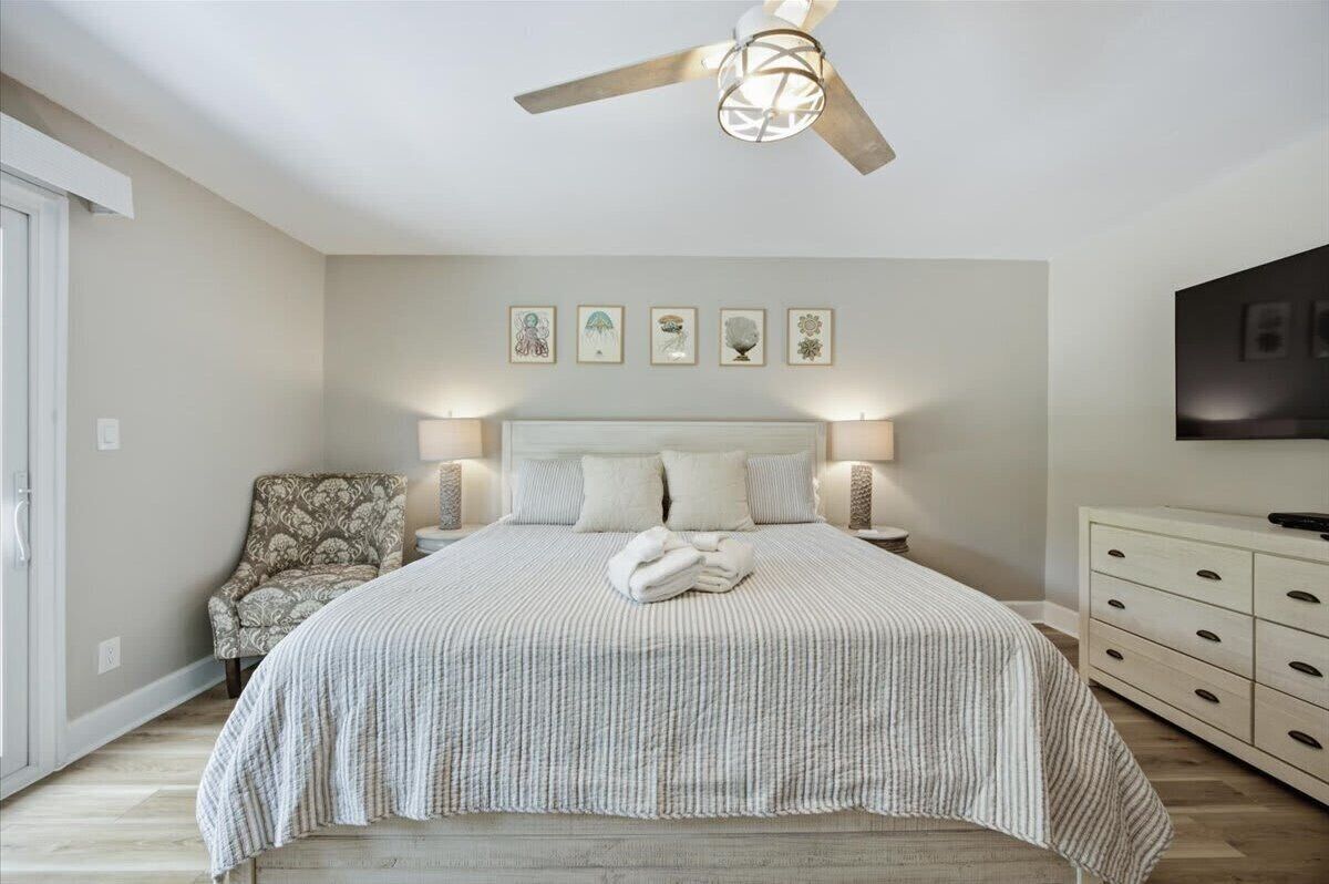 Bedroom 1 w/ king bed, smart TV, patio access & ensuite bathroom