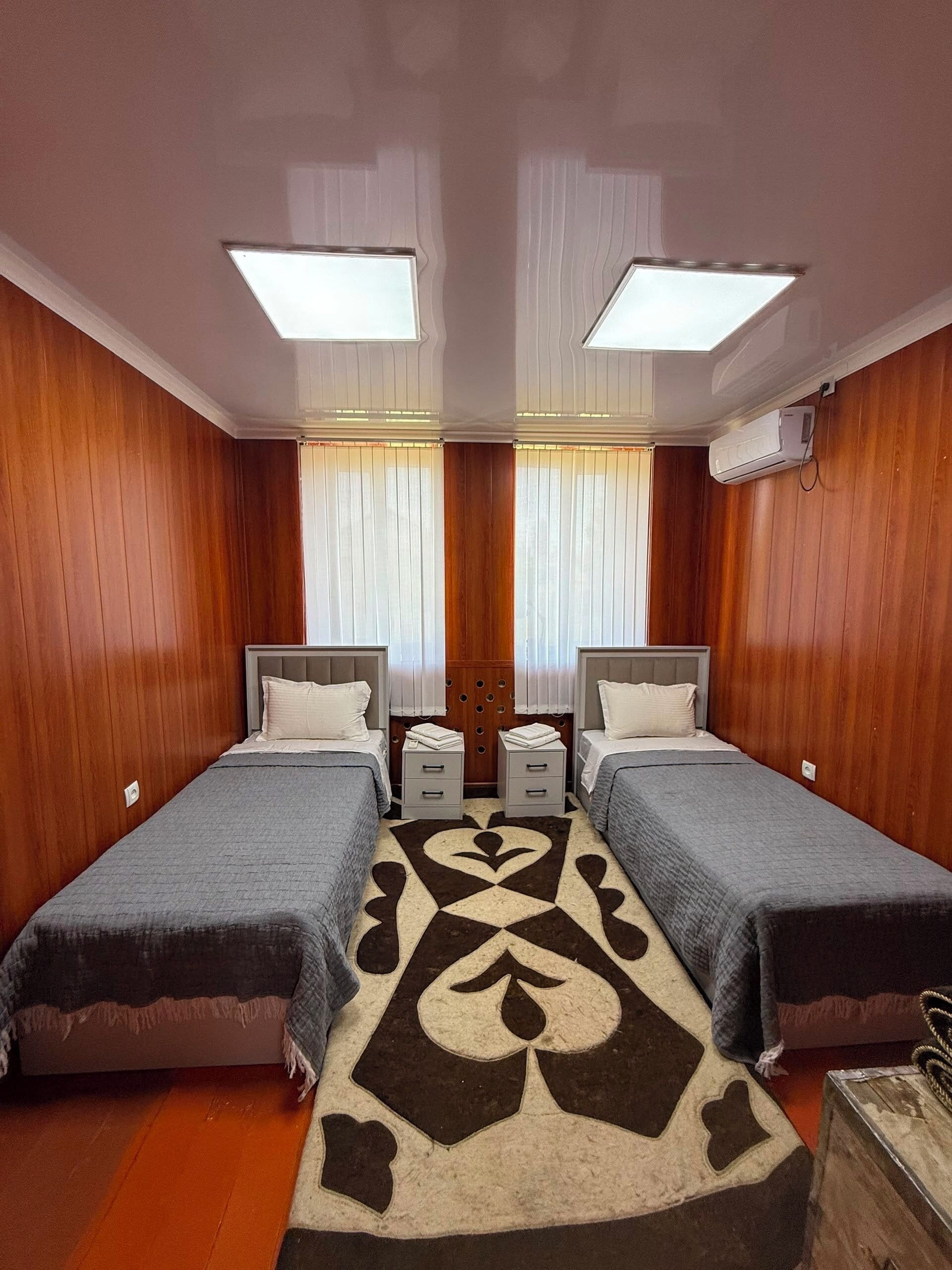 Tabla de planchar con plancha, wifi, ropa de cama