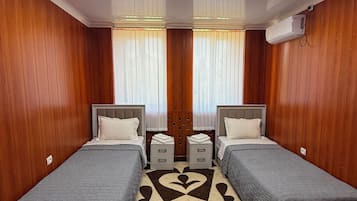 Tabla de planchar con plancha, wifi, ropa de cama