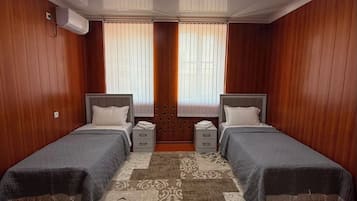 Tabla de planchar con plancha, wifi, ropa de cama