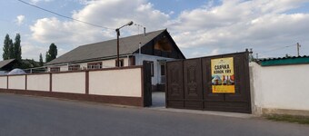 Perfect 3-bedroom bed & breakfast with AC in tranquil Chaek