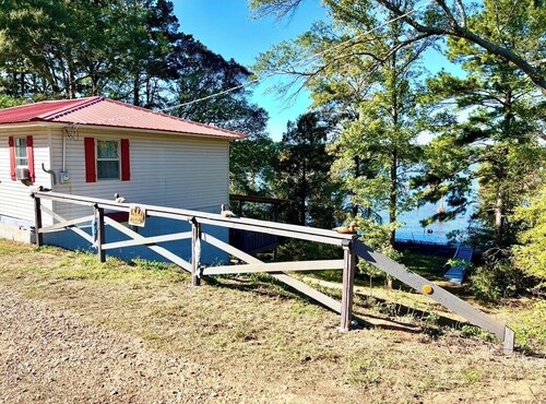 White oak Lake house 2-bedrooms with AC.