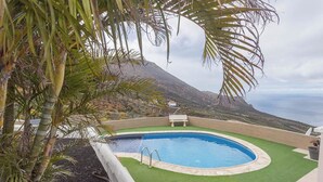 Una piscina amb vista a un paisatge de muntanyes.