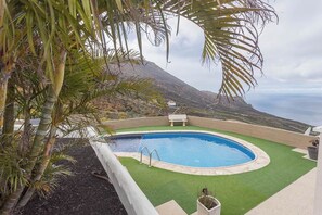 Piscina com vista para uma paisagem montanhosa.