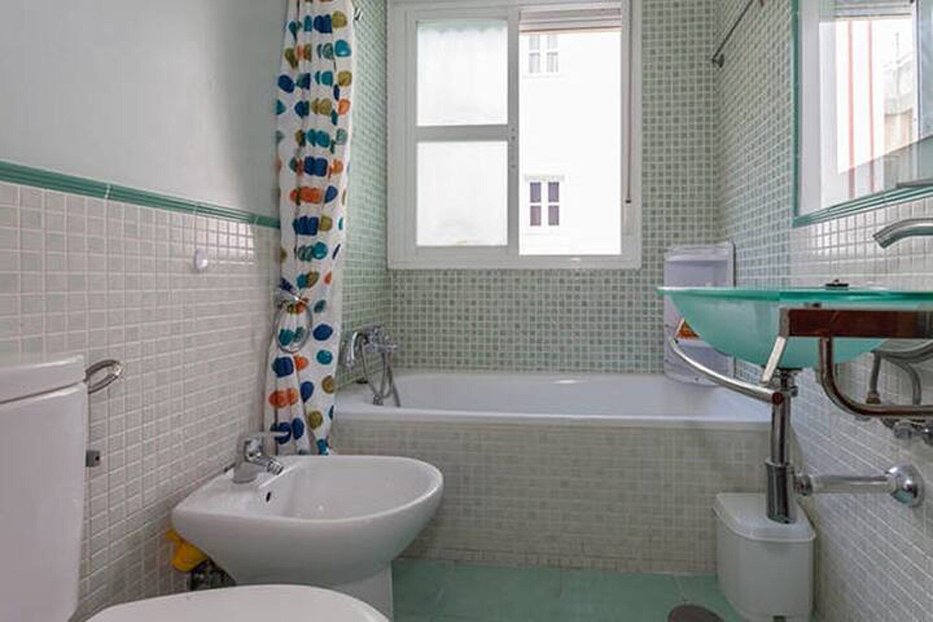 Een badkamer met een bad, een wastafel en een toilet.