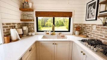 Coffee/tea maker, fridge, microwave, oven