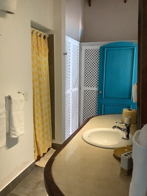 Dusche, Haartrockner, Handtücher, Seife