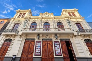 A historic building with ornate architecture, large wooden doors, and a balcony with wrought iron railings. - GuestReady - Urban Suite City Center (La Laguna)