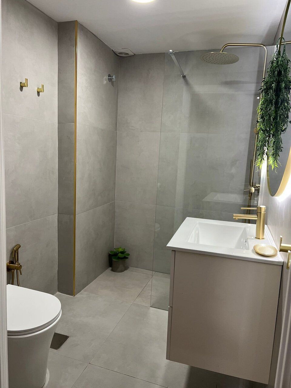 Ein modernes Badezimmer mit Dusche, Toilette und Waschbecken.