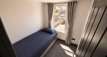 Tranquil Haven in Hornchurch - 3 bed House