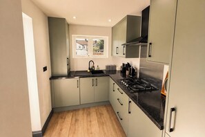 Private kitchen - Tranquil Haven in Hornchurch - 3 bed House (Hornchurch)