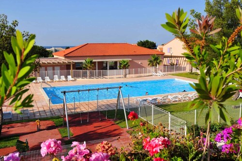  Family Getaway on the Côte Bleue - House with a Pool 200 meters from the Sea
