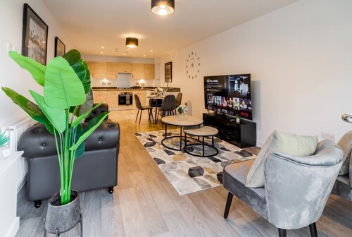 2-Bed Flat Sleeps 4 with Parking · Walk to Historic Dockyard Chatham