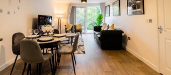2-Bed Flat Sleeps 4 with Parking · Walk to Historic Dockyard Chatham