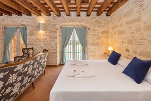 A room with a bed, a chair, and a desk. - GuestReady - La Cruz 1C (El Puerto de Santa María)