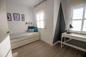 A room with a bed, a desk, and a window. - GuestReady - La Ostra (Chiclana de la Frontera)
