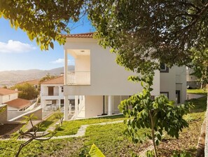 Property grounds - Villamadeira, including a basement apartment; not far from the city center; view of the harbor (Funchal)