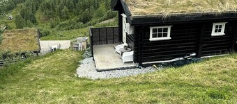 Timber cabin with mountain views in Hodlekve