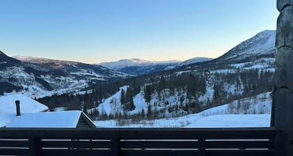 Timber cabin with mountain views in Hodlekve