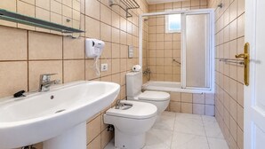 Ein Badezimmer mit Waschbecken, Toilette und Dusche.