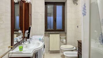 Apartment, Balkon, Bergblick | Badezimmer