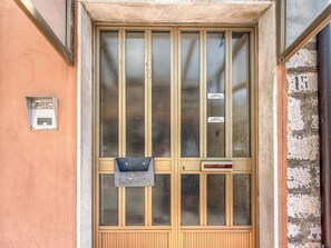 A door with a mail slot and a public telephone. - Casa Mercò (Mercogliano)