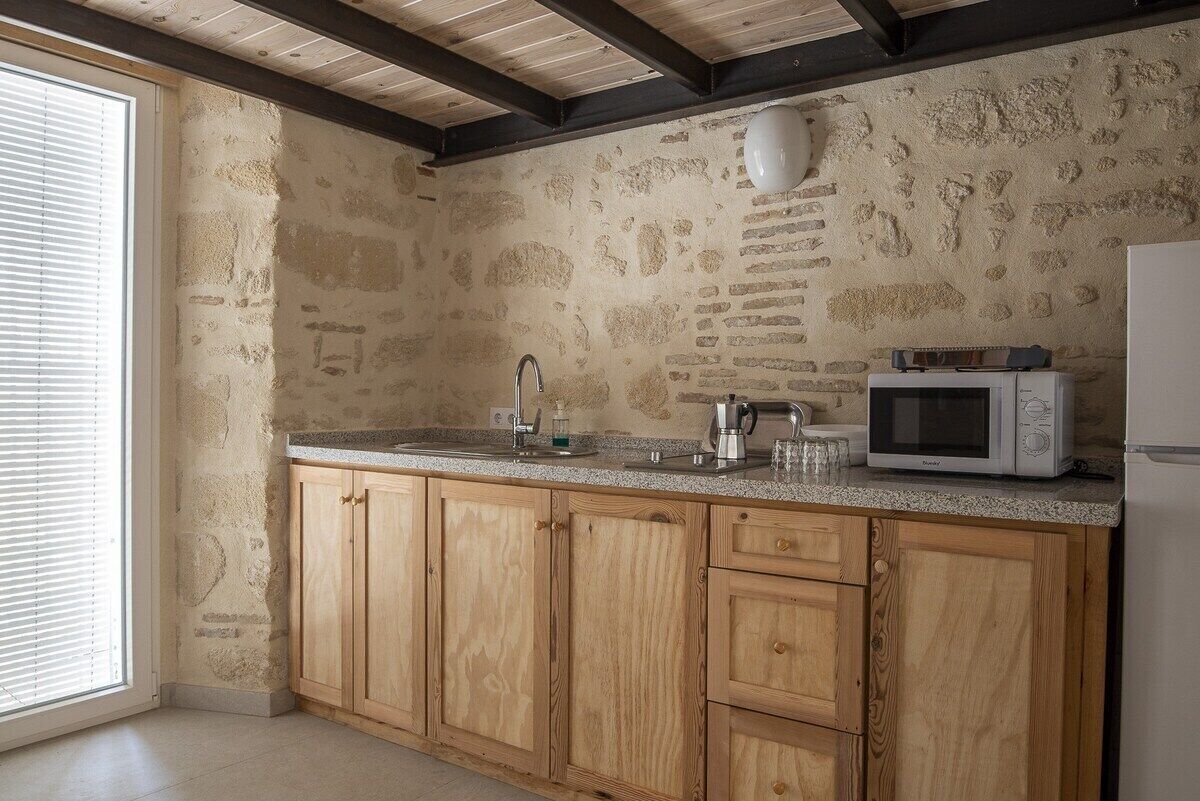 Coffee/tea maker, fridge, microwave, toaster
