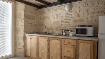 Coffee/tea maker, fridge, microwave, toaster