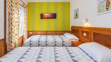 Ein Zimmer mit zwei Betten, einem großen Gemälde an der Wand und einem Fenster mit Vorhängen.