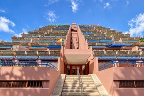 A multi-story hotel with a central staircase leading to the entrance. - GuestReady - Beach Escape by Cancajos (Breña Baja)