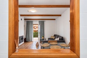 Un salon avec un canapé, une table basse et une vue sur l’extérieur.