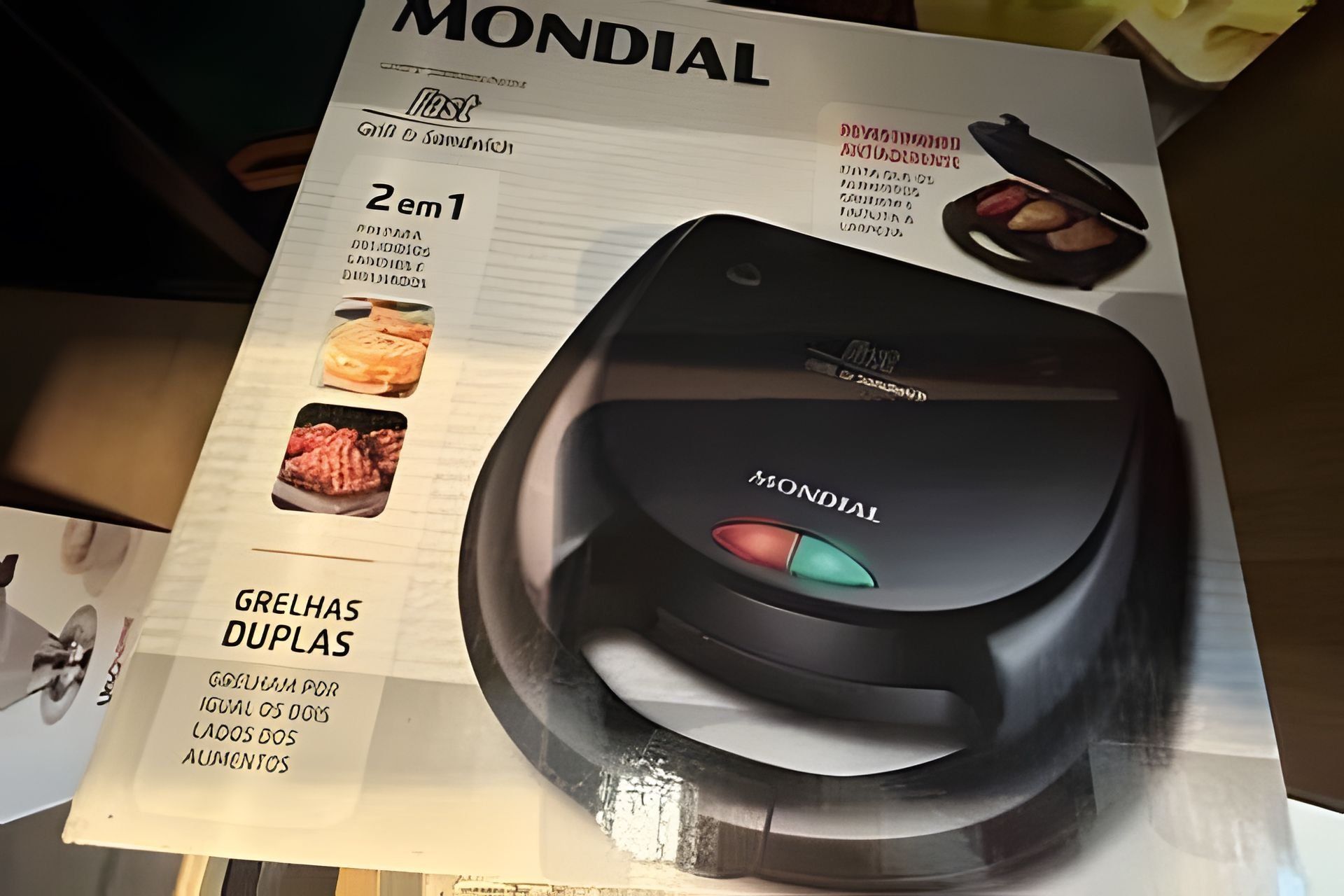 Un electrodoméstico de cocina, concretamente una máquina para pan, con el nombre de marca 'MONDIAL' visible.