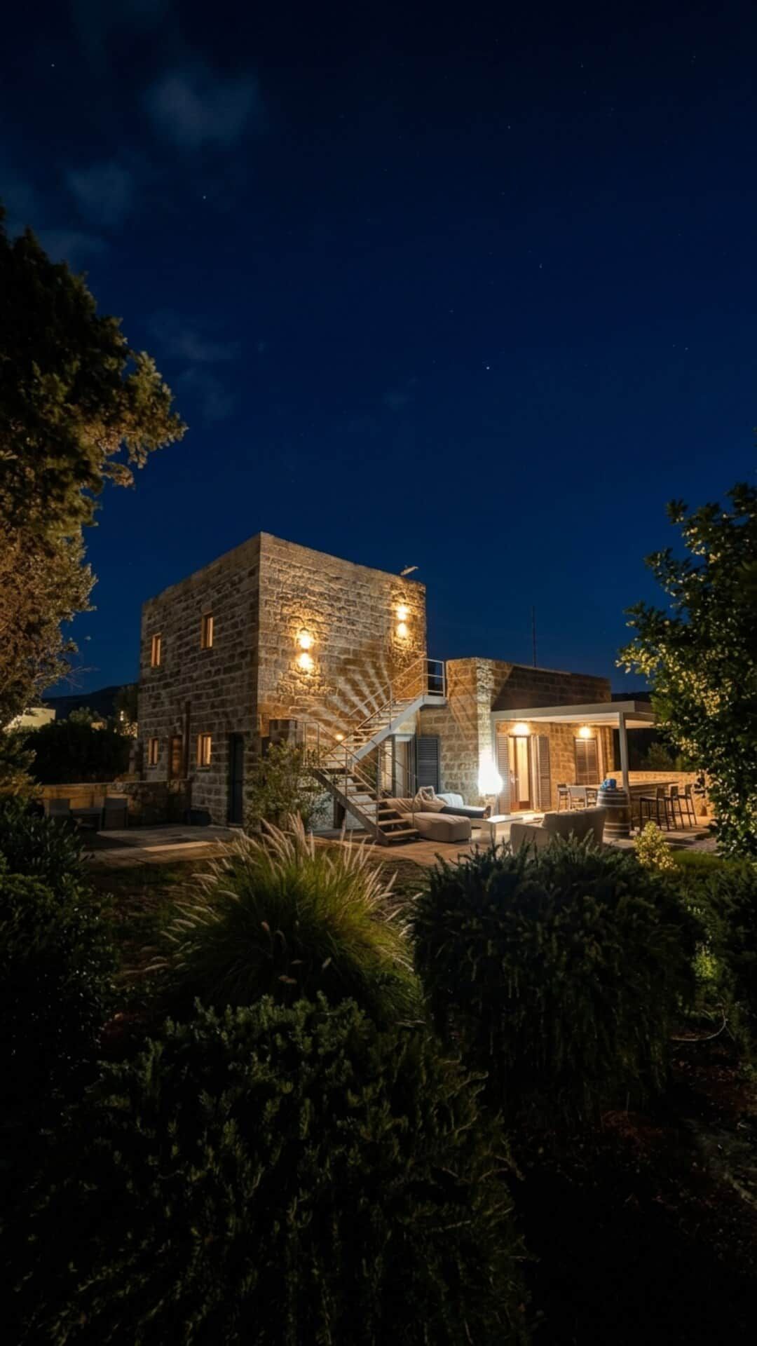 Un bâtiment en pierre avec un escalier menant à un espace extérieur abrité.