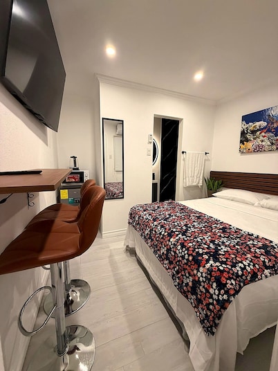 Room-hideaway Layover #5 - by Zenbreak