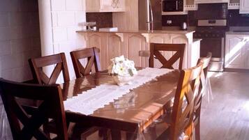 Apartment, 3 Bedrooms, Balcony, Garden View | Dining room